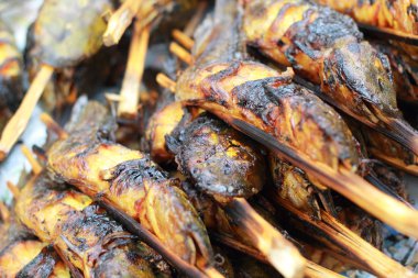 Markette ızgara balık.