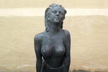 üstsüz göğüs kadın İngilizce bahçe heykeli.