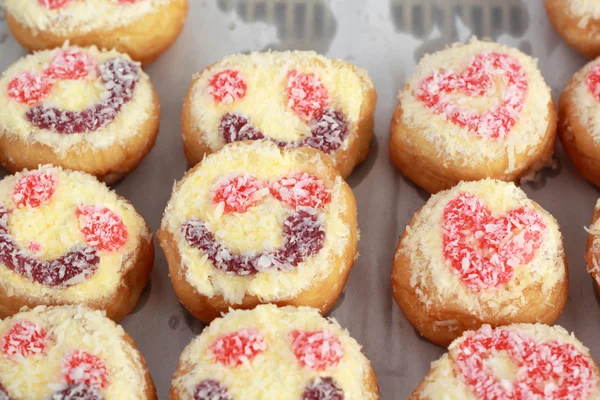 Een heleboel donut en strawberry jam — Stockfoto