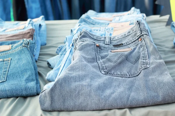 Hodně vintage džíny s texturou pozadí švy — Stock fotografie