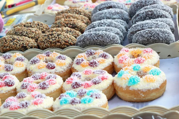 Jede Menge Donuts und Erdbeermarmelade — Stockfoto