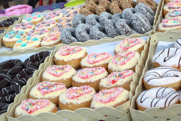 Bir sürü donut ve çilek reçeli — Stok fotoğraf