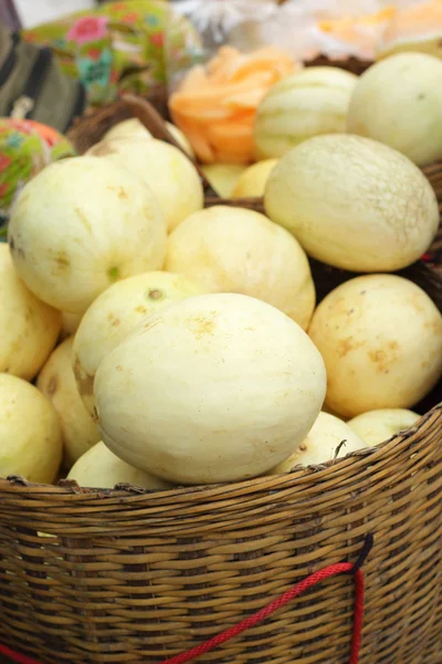 Gelbe Cantaloupe - asiatische Frucht auf dem Markt — Stockfoto