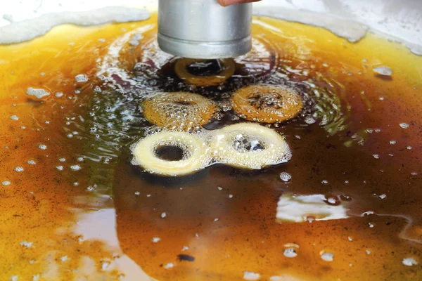 Hacer rosquilla frita en una sartén — Foto de Stock