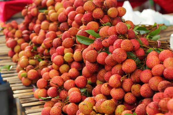 Olgun lychee piyasada