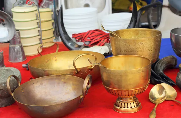 Cuenco vintage de cobre vendido en el mercado . — Foto de Stock