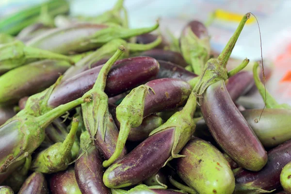 Aubergine pourpre sur le marché — Photo