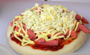 İtalyan pizza jambon peynir ve biber