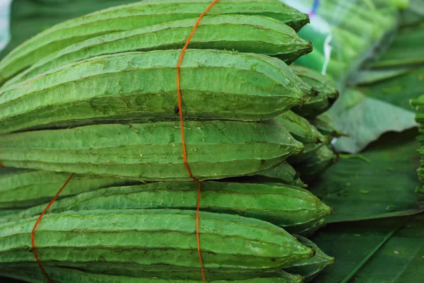 Verse courgettes op de markt — Stockfoto