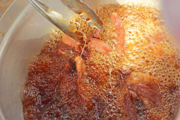 Freír la carne en la olla — Foto de Stock