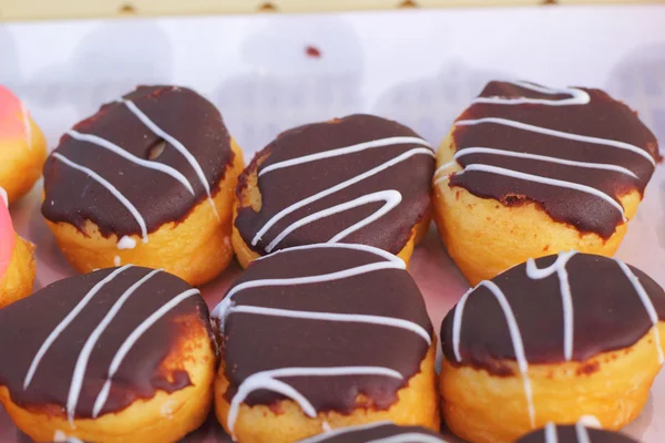 Muitos saborosos donuts de chocolate — Fotografia de Stock