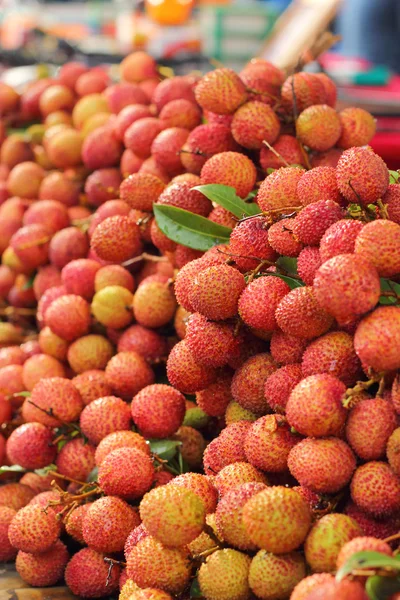 Olgun lychee piyasada — Stok fotoğraf