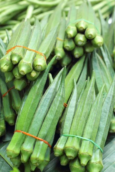 Piyasada yeşil bamya — Stok fotoğraf