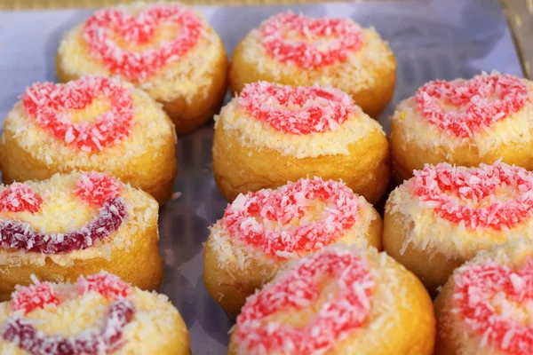 Um monte de donuts e geleia de morango — Fotografia de Stock