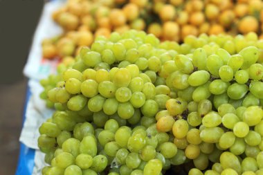 Pazarda taze üzümler
