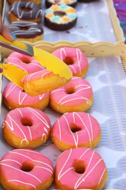 bir sürü donut ve çilek