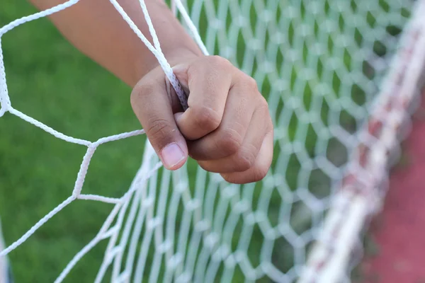 Objetivo de fútbol - redes de fútbol en la mano —  Fotos de Stock