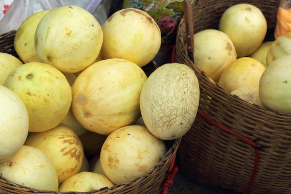 Cantaloup jaune - fruits asiatiques sur le marché — Photo