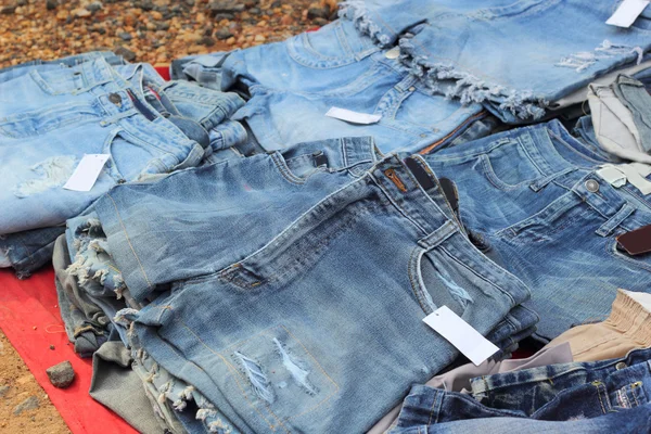 Hodně vintage džíny s švy na prodej — Stock fotografie
