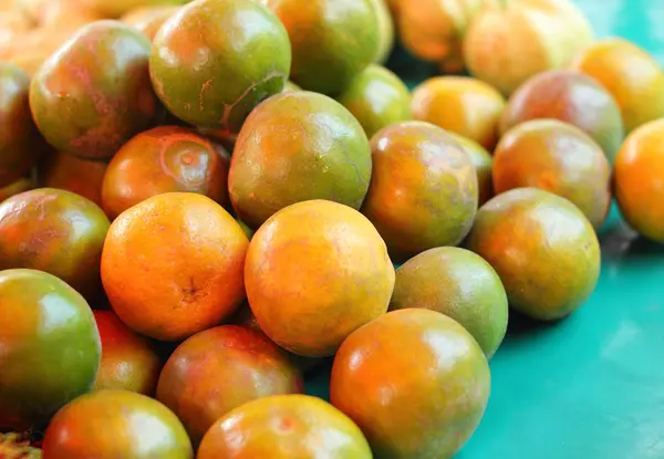 Frutta all'arancia sul mercato — Foto Stock