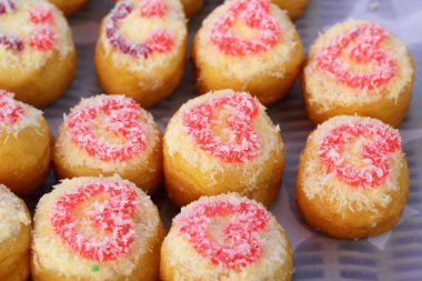 bir sürü donut ve çilek reçeli