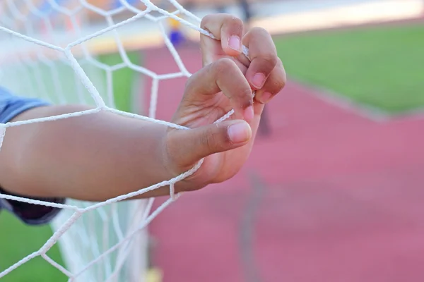 Objetivo de fútbol - redes de fútbol en la mano — Foto de Stock