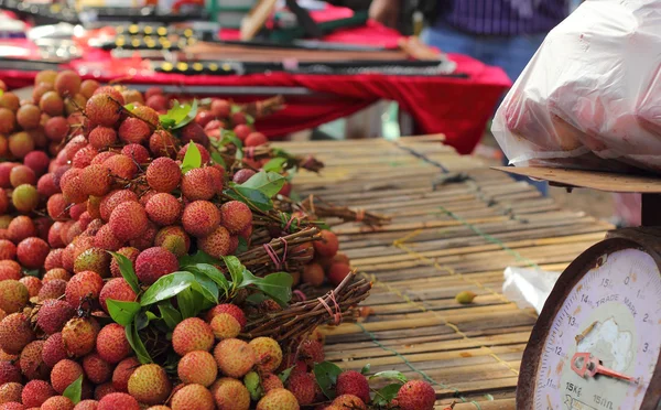 Rijp lychee in de markt — Stockfoto
