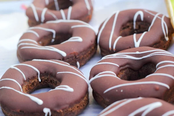 Muitos saborosos donuts de chocolate — Fotografia de Stock
