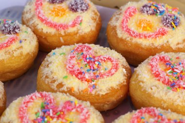 bir sürü donut ve çilek reçeli