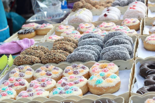 Bir sürü donut ve çilek reçeli — Stok fotoğraf