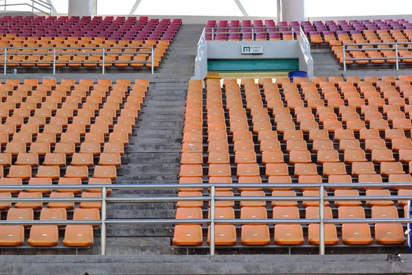 Asientos de estadio para ver algún deporte o fútbol — Foto de Stock