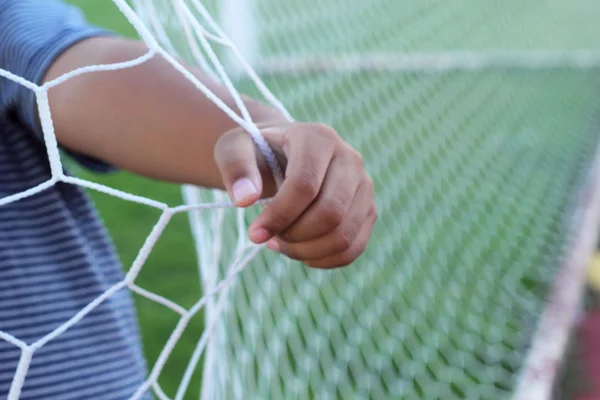 Objetivo de fútbol - redes de fútbol en la mano — Foto de Stock