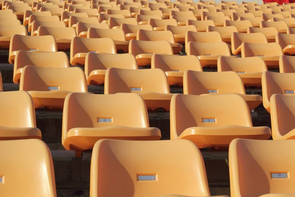 Asientos de estadio para ver algún deporte o fútbol — Foto de Stock