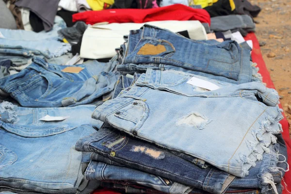 Mycket vintage jeans med sömmar till salu — Stockfoto