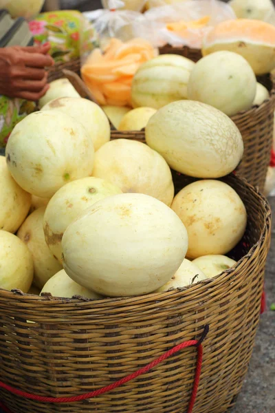 Gelbe Cantaloupe - asiatische Frucht auf dem Markt — Stockfoto