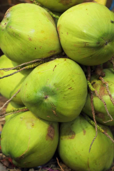 Kokosfrüchte auf dem Markt — Stockfoto