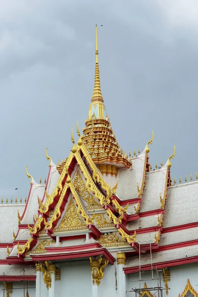 Temple thailand sculpture with sky — Stock Photo, Image