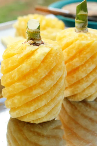 Mycket mogen ananas till salu. — Stockfoto