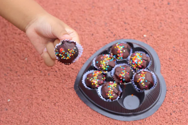 Le palline di cioccolato a portata di mano . — Foto Stock