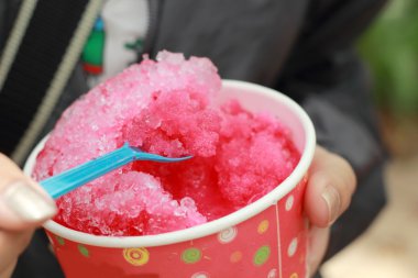 Kız genç yeme çilek smoothie.