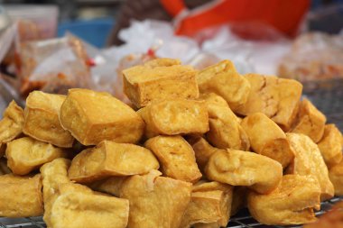 piyasada çok Kızarmış tofu. 