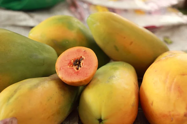 Fruta de papaya en el mercado — Foto de Stock