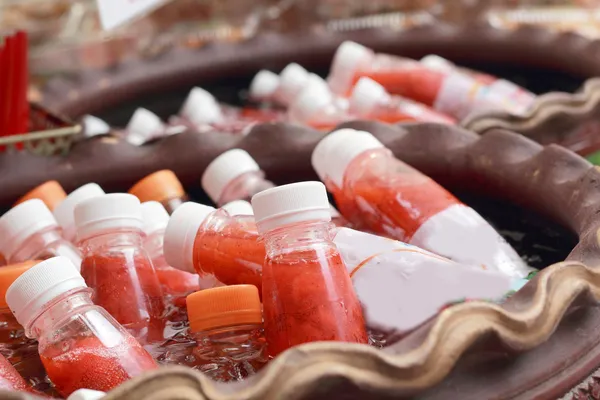Słomy berry sok w butelkach wiele. — Zdjęcie stockowe