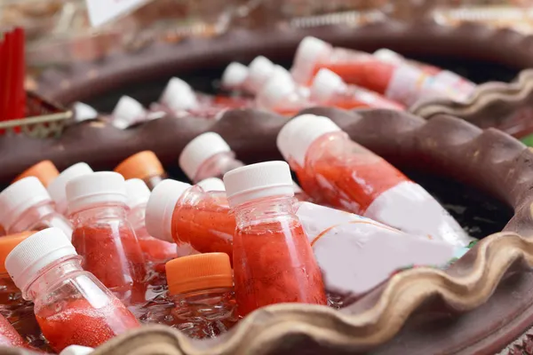 Jugo de bayas de paja en muchas botellas . — Foto de Stock