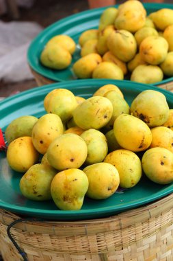 Markette olgun mango