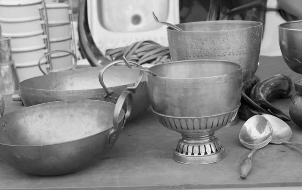 Bowl vintage copper sold in the market. — Stock Photo, Image