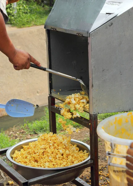 Popcorn maken een karamel gecoat in markt — Stockfoto