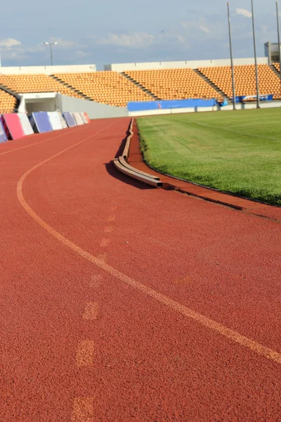 Asientos de estadio en pista para deportes . — Foto de Stock