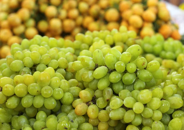 Uvas frescas en el mercado —  Fotos de Stock