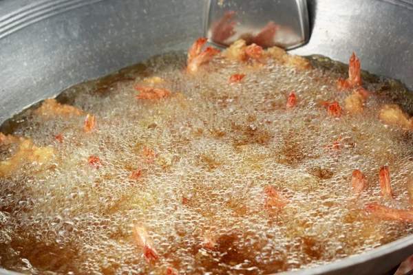 Cozinha japonesa - Camarões Tempura fritos em uma panela . — Fotografia de Stock